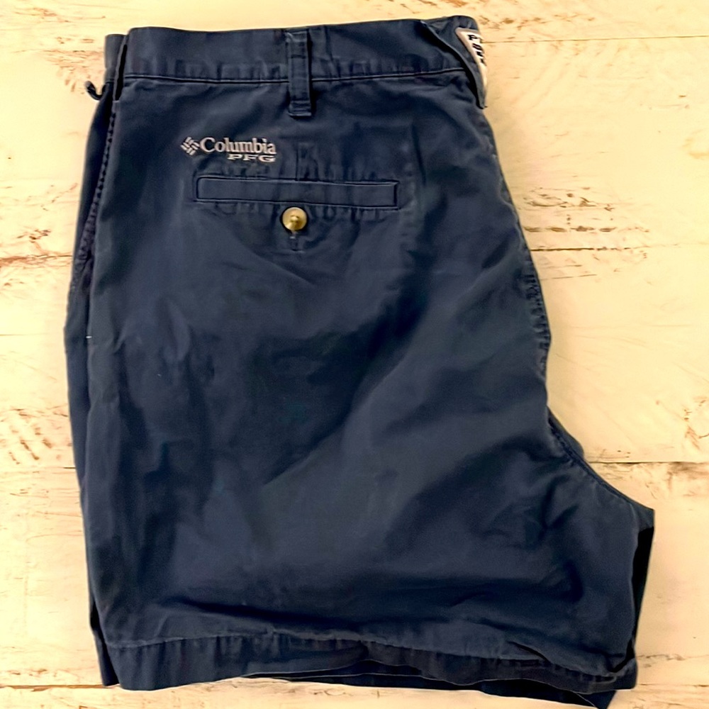 Columbia size 40 6 inch seam navy blue